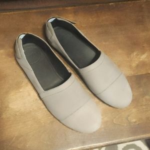 Penner Full Grain Leather Slip On Magnetic Back 6.5